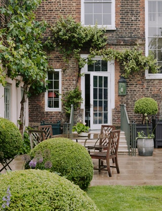 Designer Looby Crean jumped at the chance to convert a former storage building next door to her house in Chiswick when...