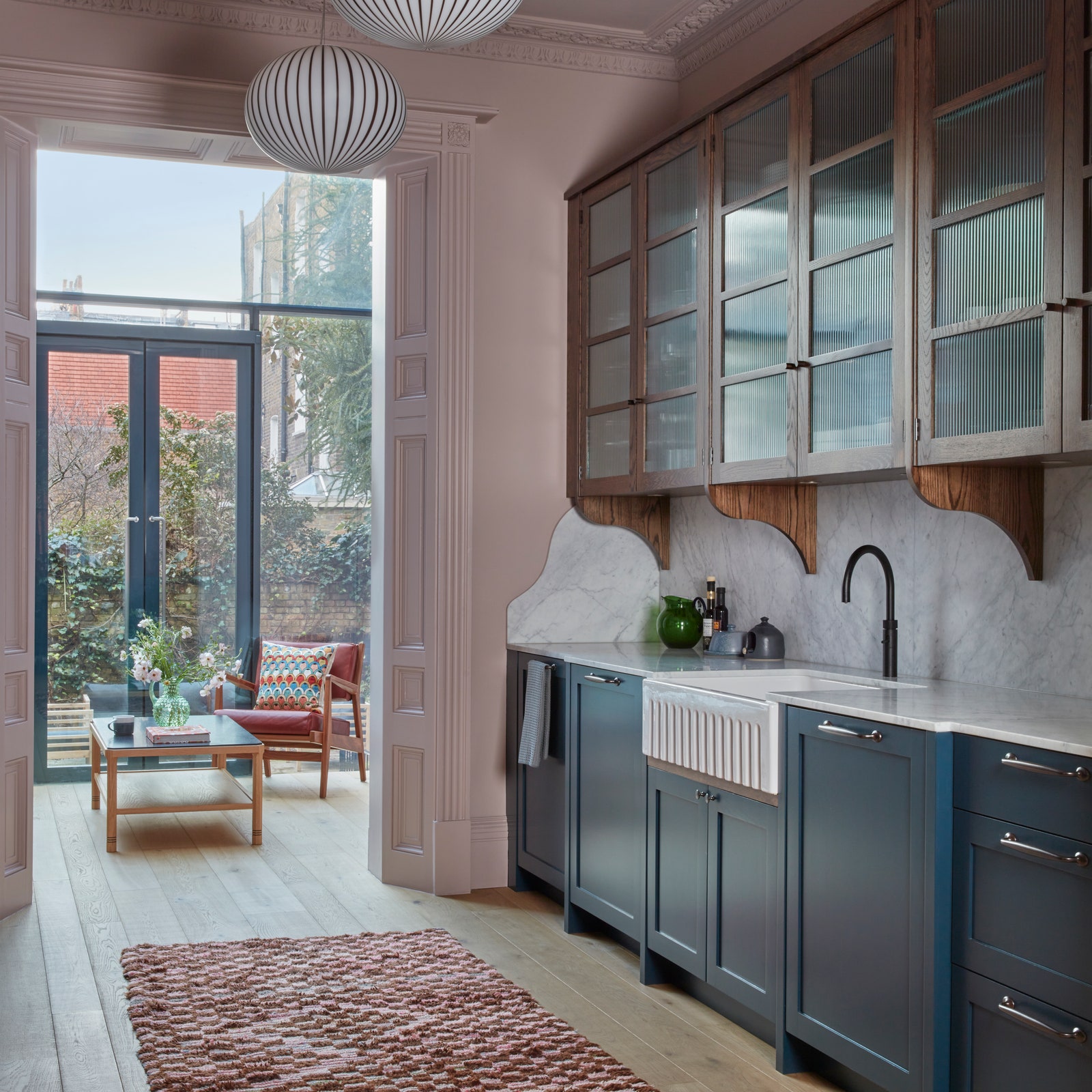Why we love reeded glass in kitchens