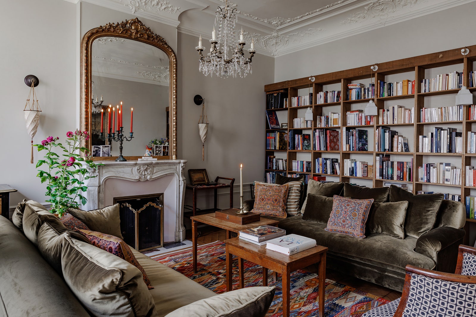Alix designed the sofas herself. She found the crystal chandelier in a brocante.