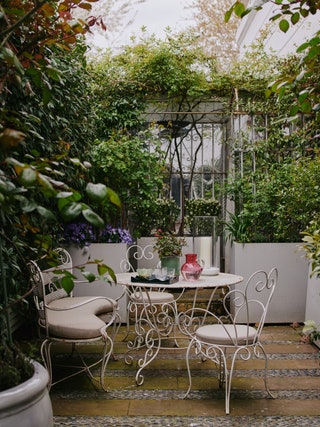 In her Chelsea home the designer Nina Campbell has unleashed her full arsenal of decorative trickery to make every...
